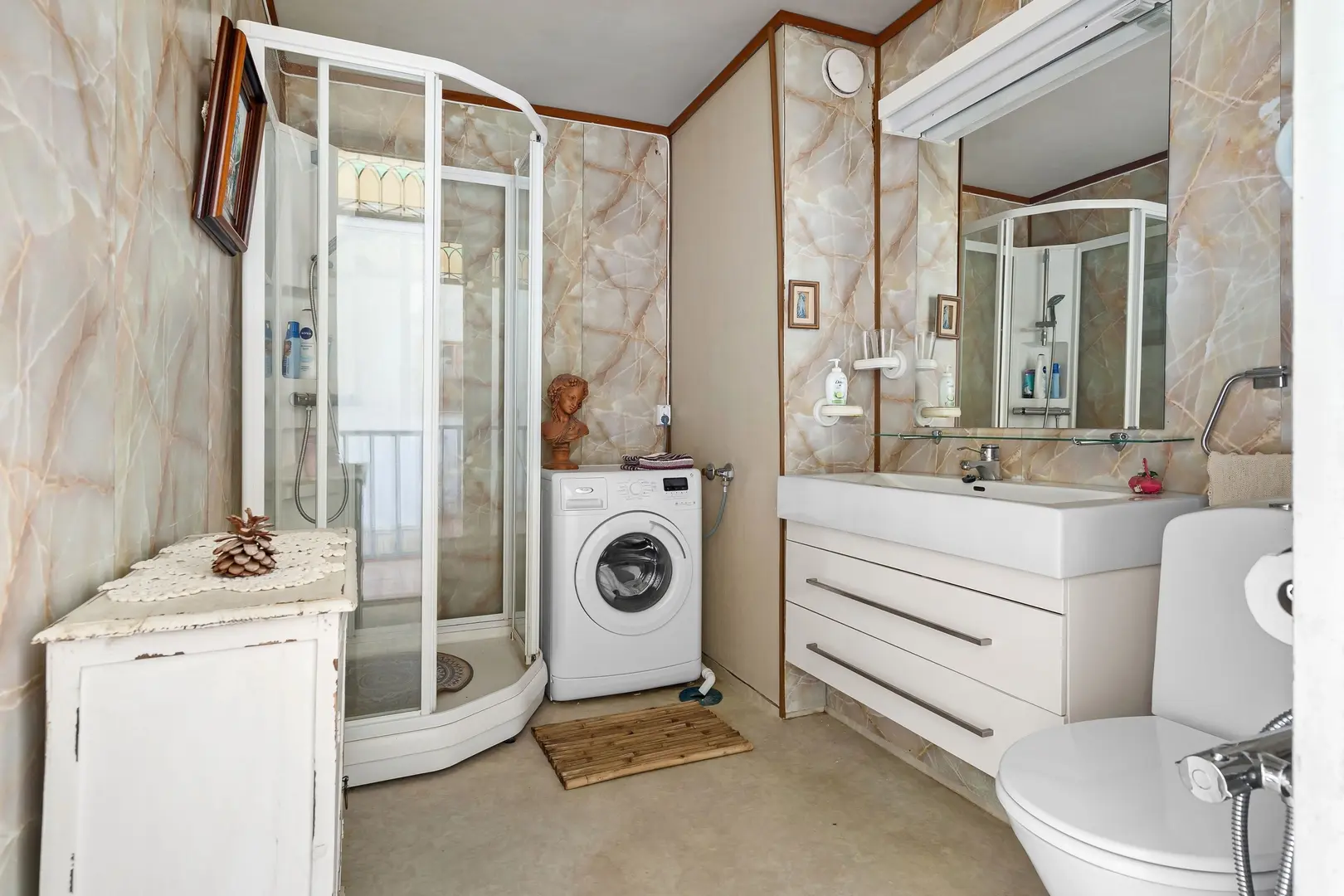 Best Shower Enclosures for Small Bathrooms: 5 Space-Saving Options