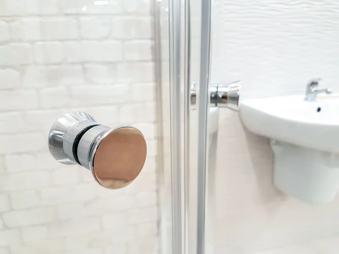 How to Choose the Best Shower Door Handle
