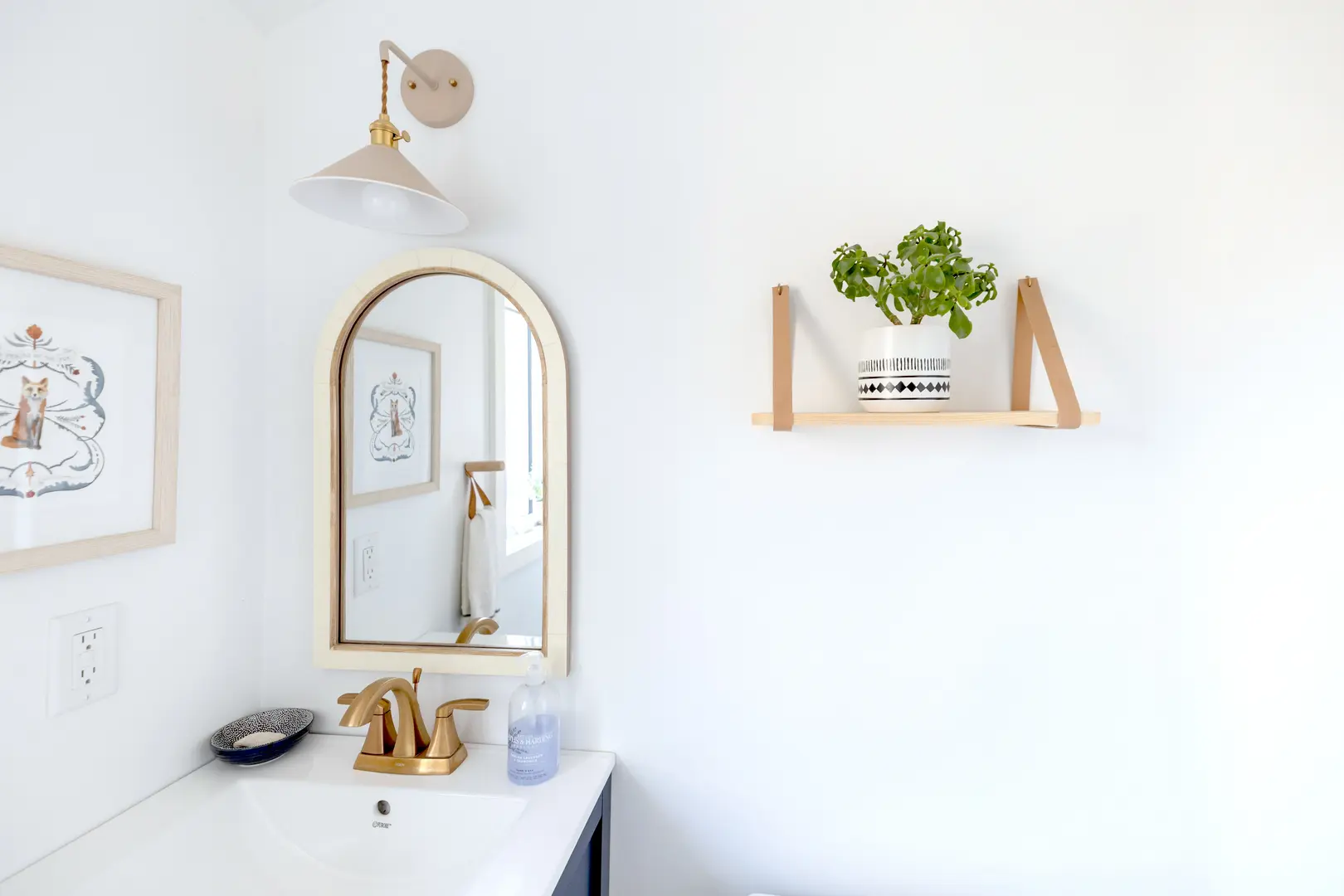 How to Decorate Bathroom Shelves With Professional Style