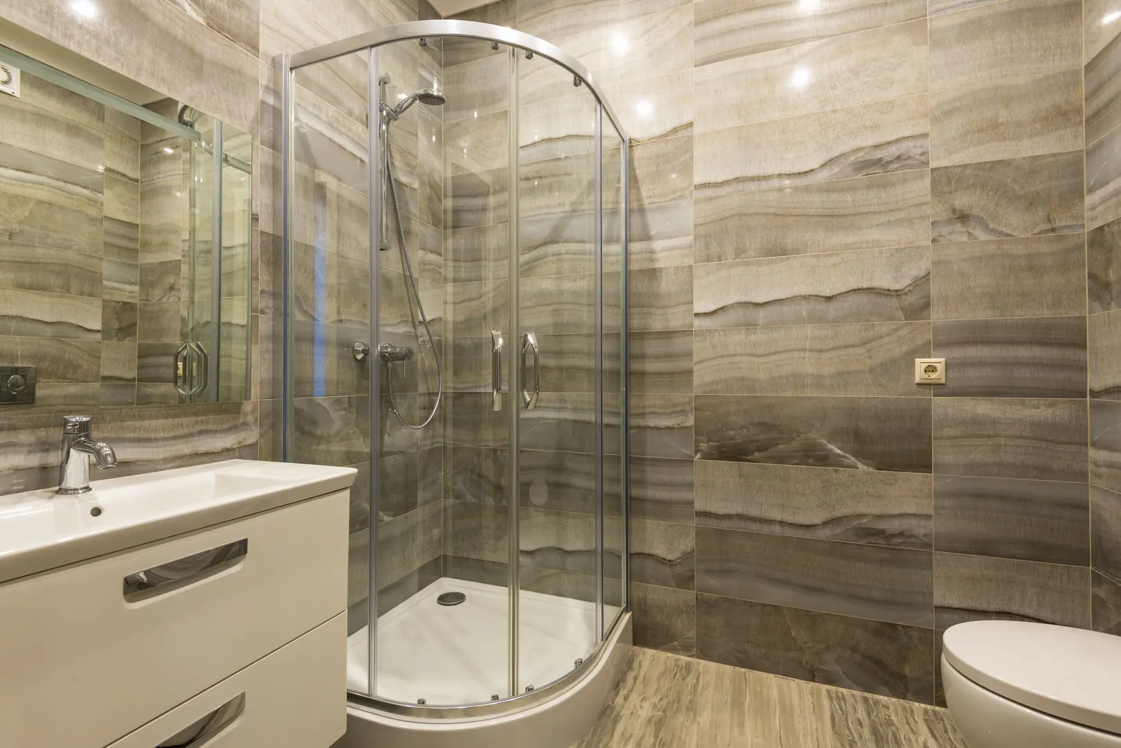 Framed vs. Frameless Shower Enclosure: Which Option Is Better?