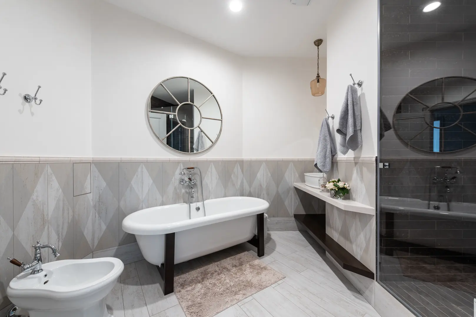 Freestanding vs Built-in Baths: Advantages, Drawbacks and Key Differences