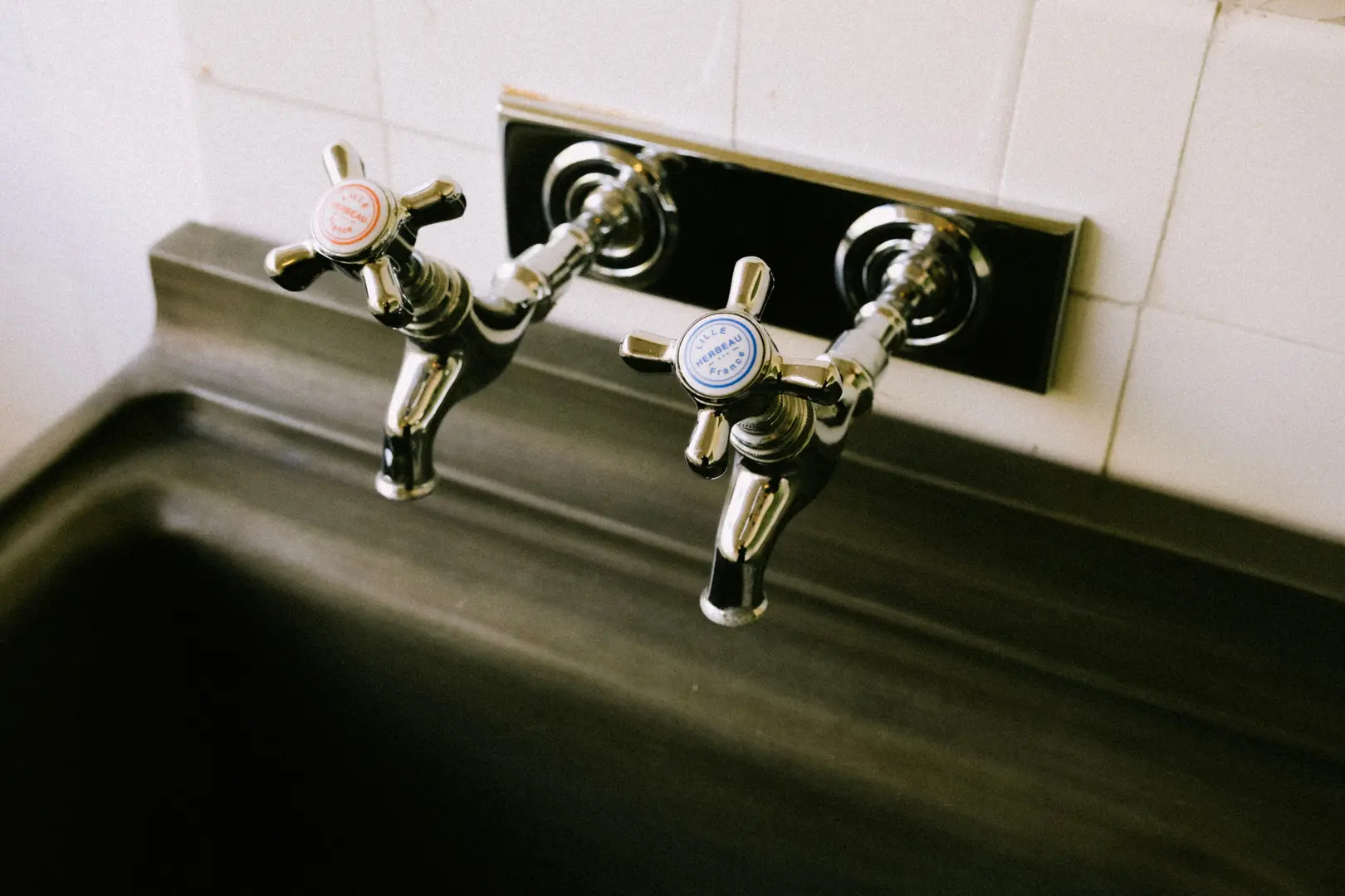 Matching Bathroom Hardware Finishes: Gold, Bronze, and Mixed Metals