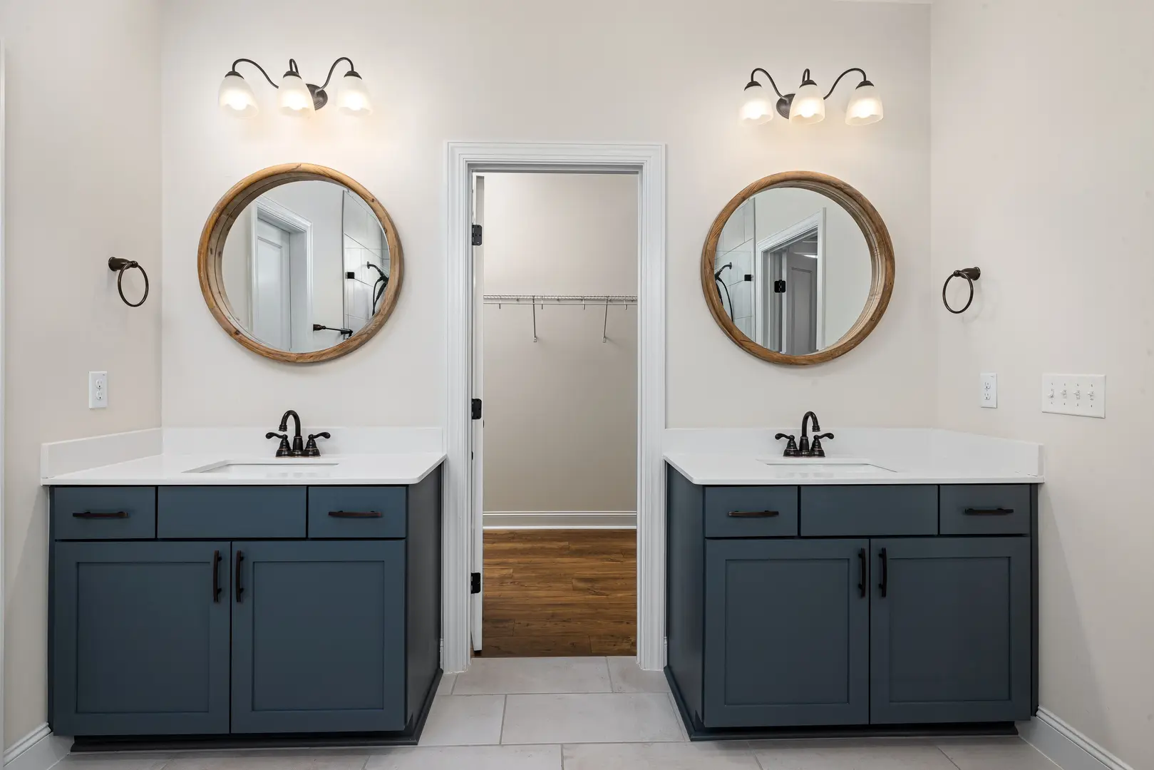 Modern vs Traditional Bathroom Vanity: Which Style Fits Your Bathroom?
