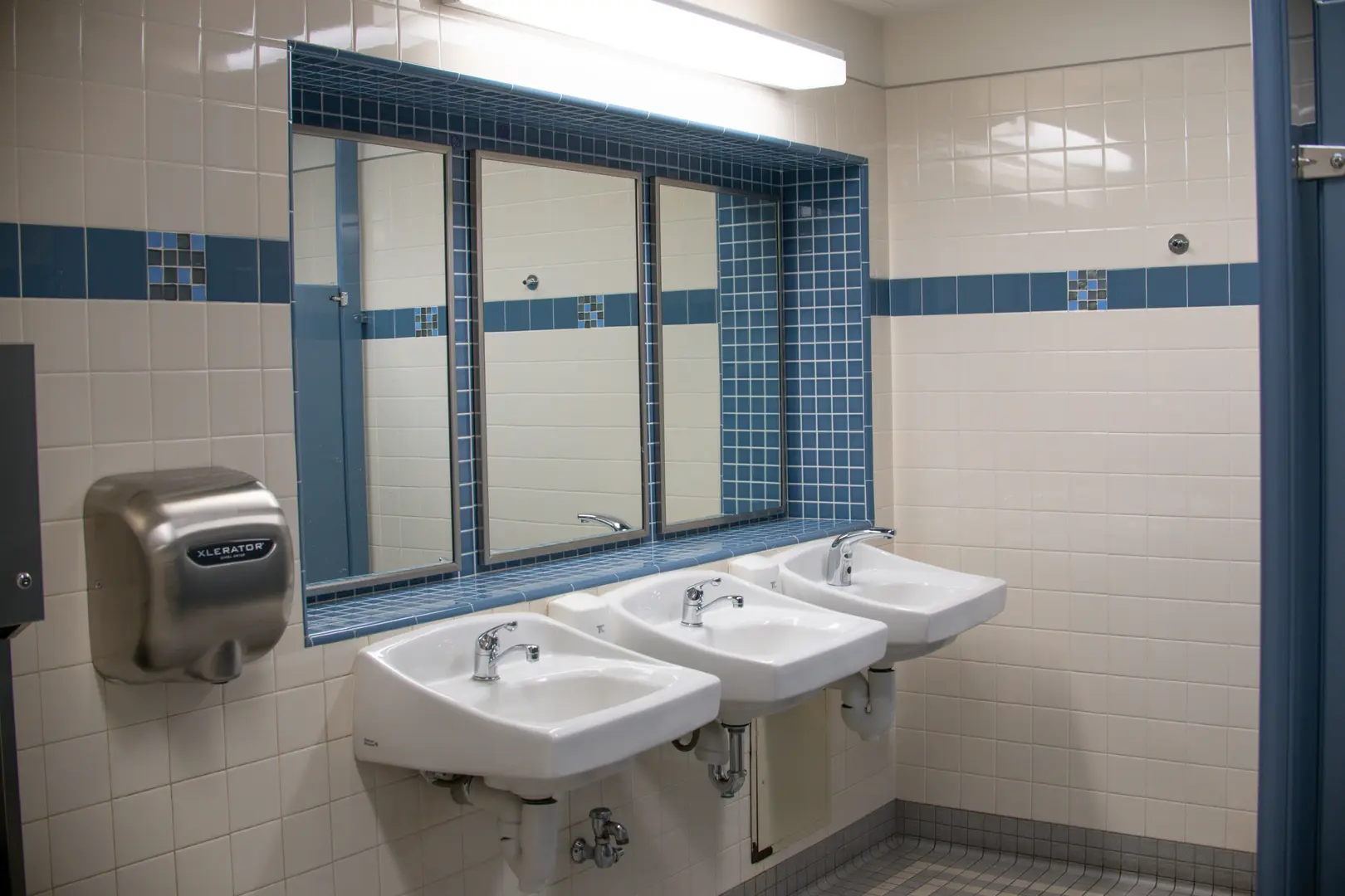 Pedestal Sink vs Vanity: Choosing the Best Fit for Your Bathroom