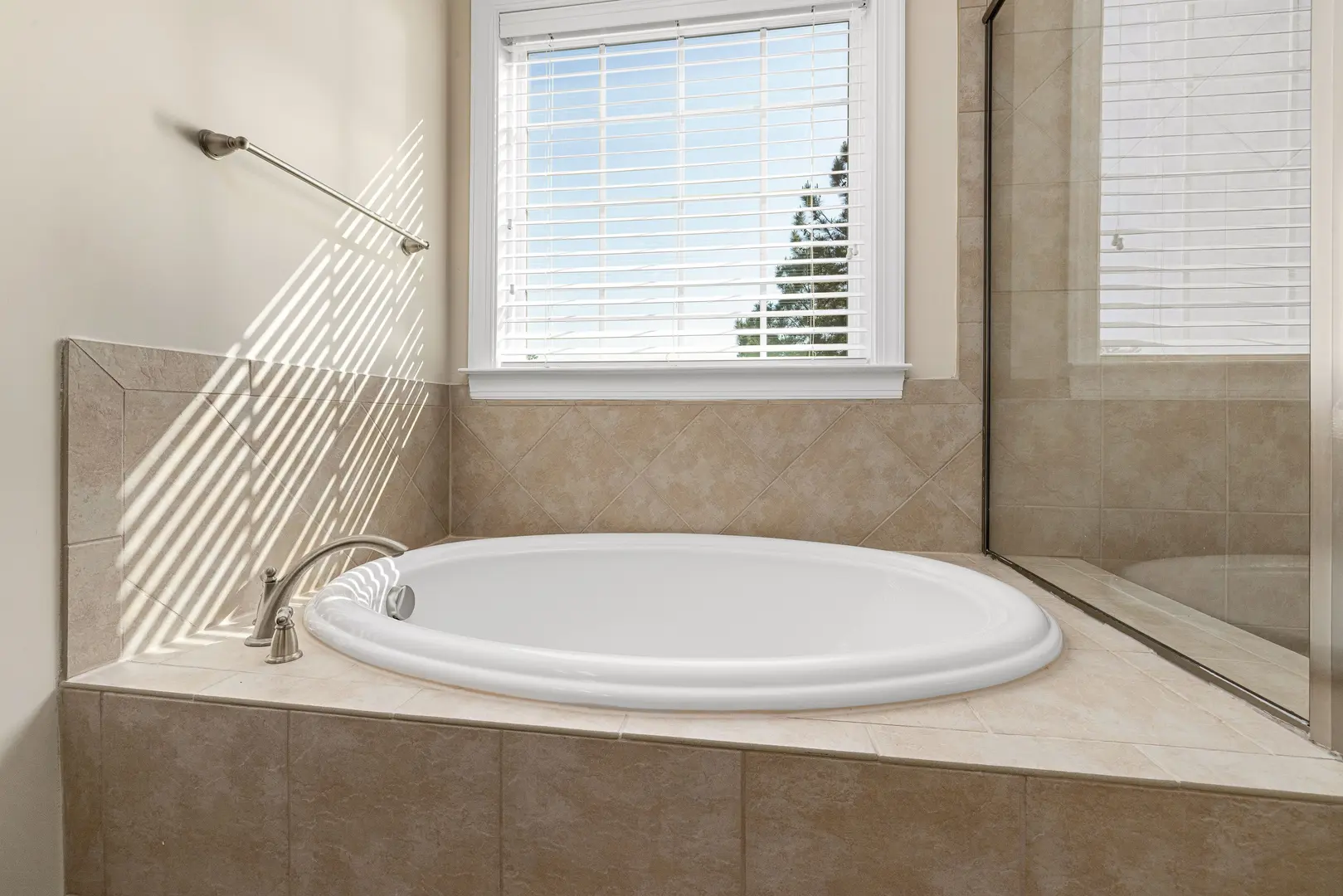 Soaking Tubs vs Regular Baths: Understanding the Key Differences