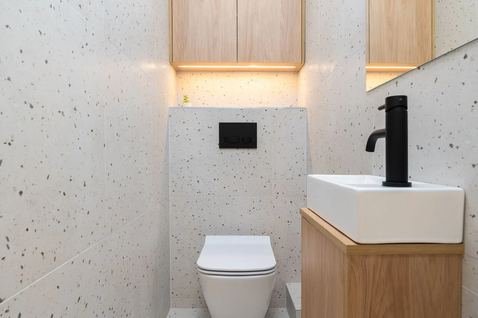 10 Compact Bathroom Suite Ideas for Making the Most of Small Spaces