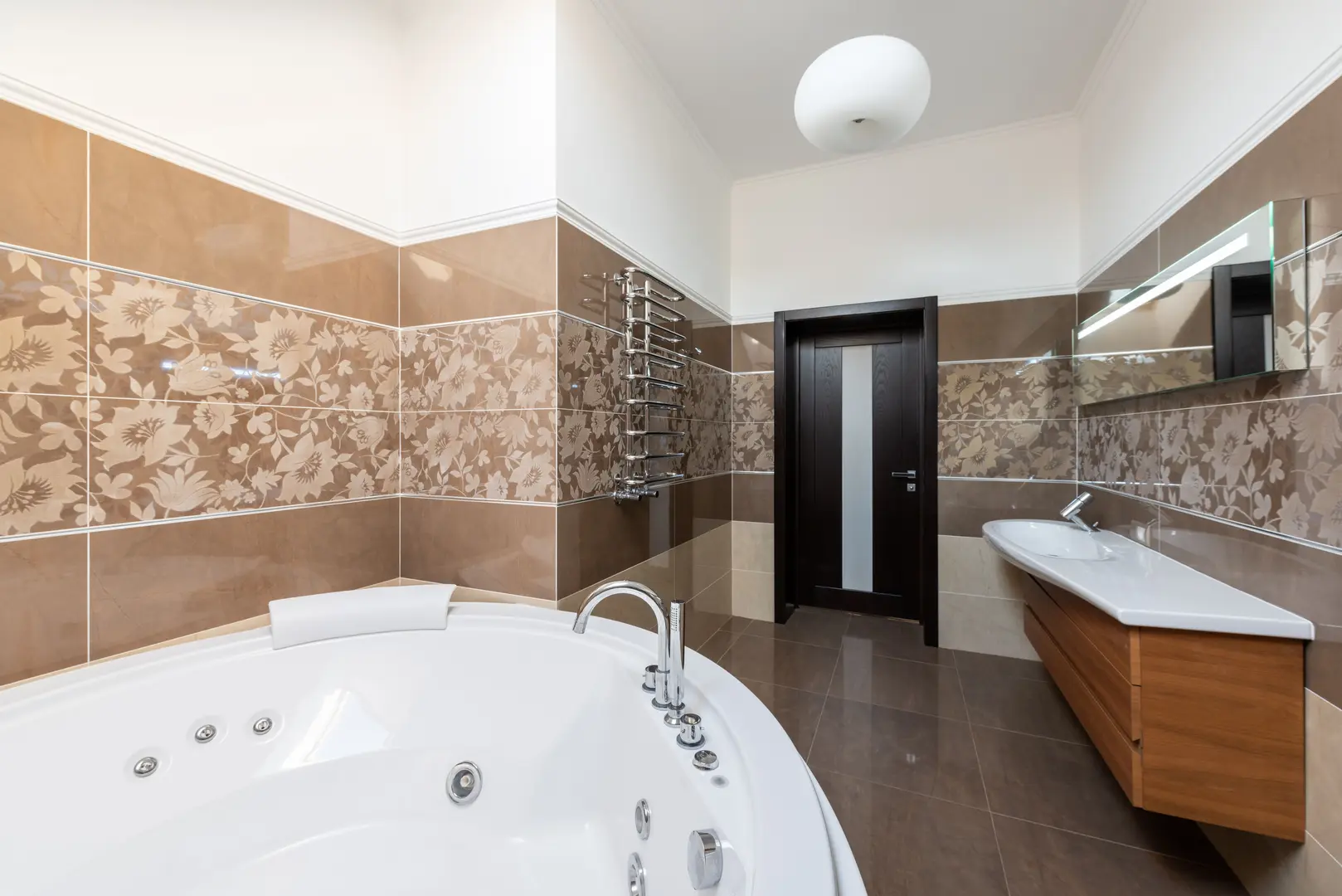 Wet Room vs Walk-in Shower: Which Bathroom Option Suits You?