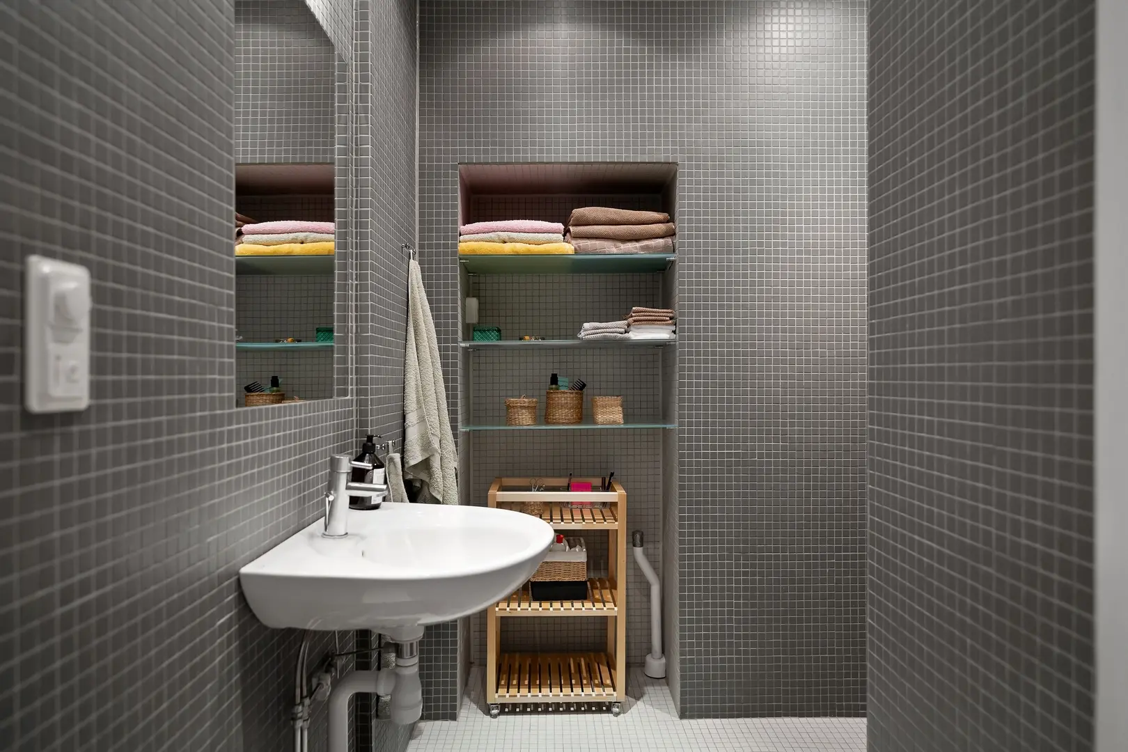 Why You Shouldn't Store Towels in the Bathroom